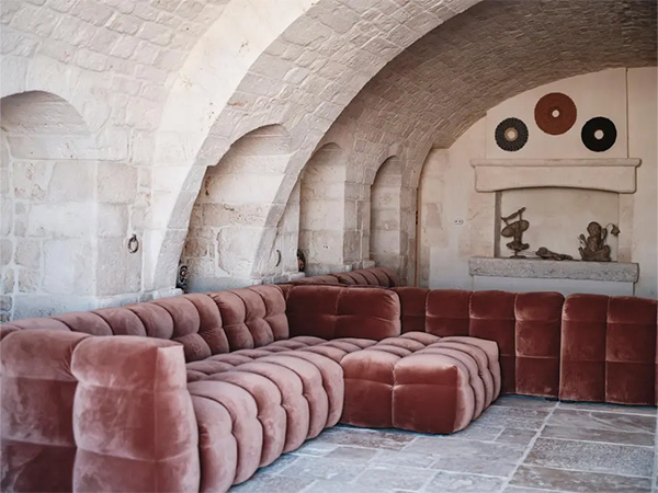 A velvet sofa in the Casina Cinquepozzi property.