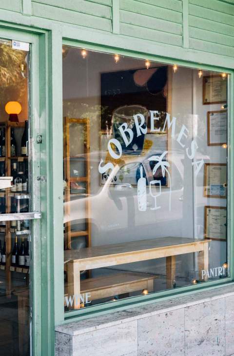 The front window of Sobremesa.