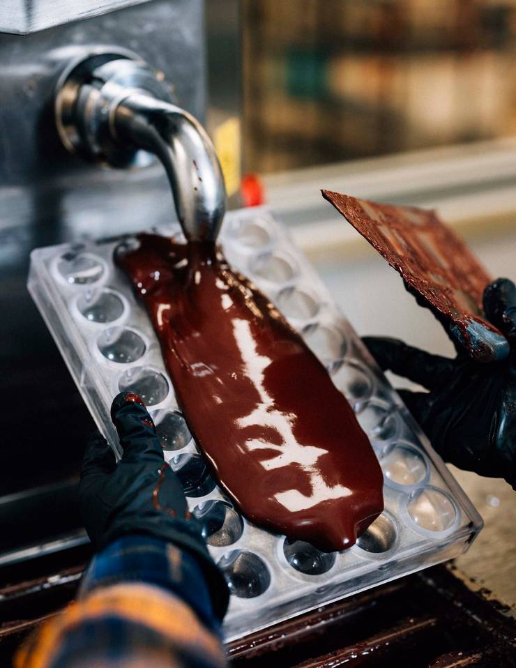 Chocolate-making by hand