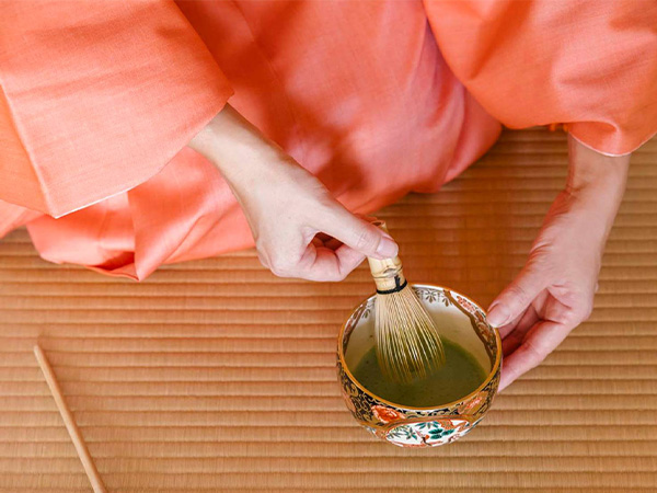 Machiko Soshin Hoshina conducting a tea ceremony.
