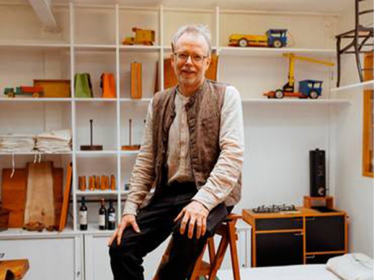 A portrait of Stefan Senn.