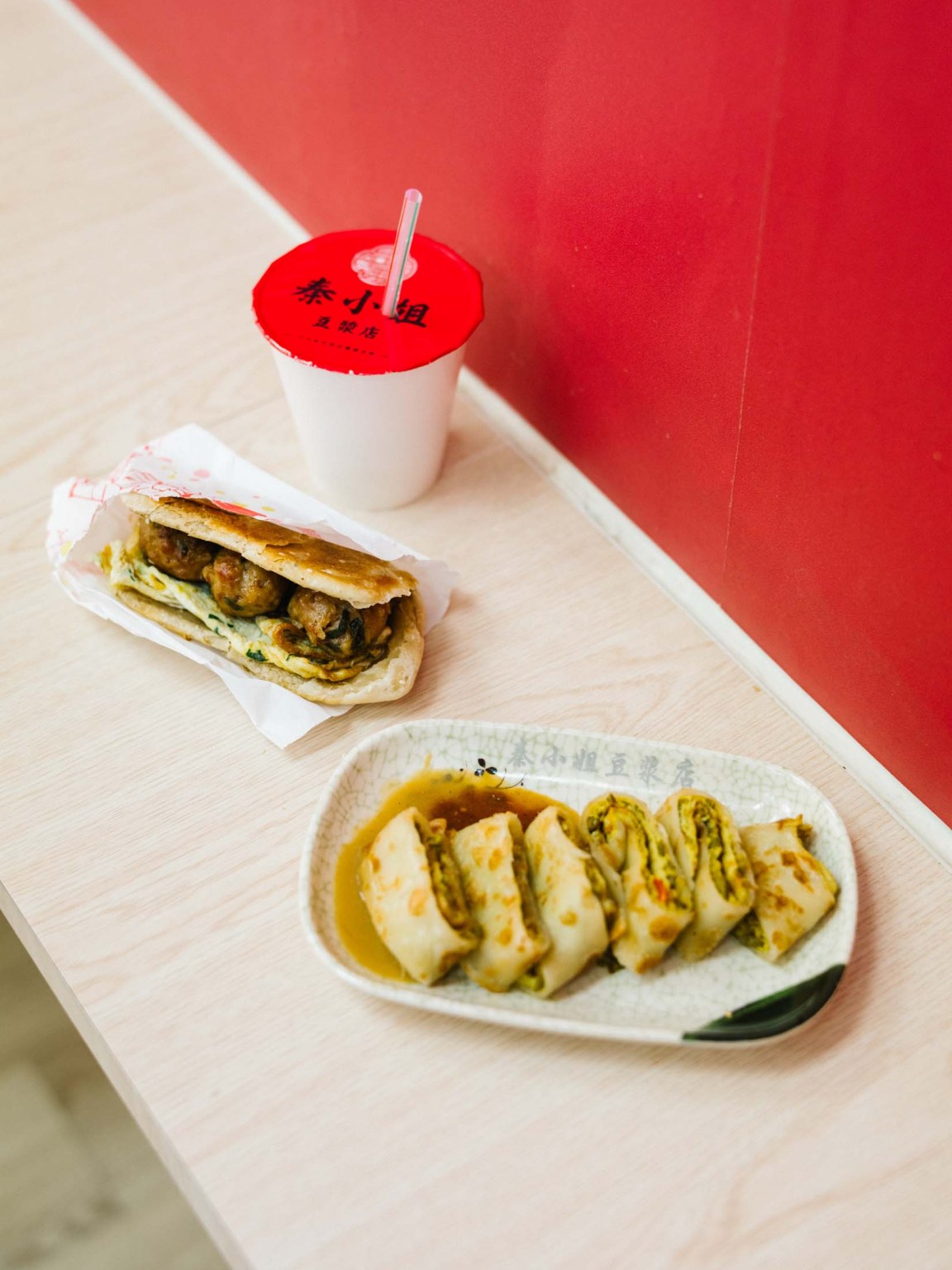 台北早餐店餐點近景｜來源：Monocle / Clarissa Wei 報導配圖