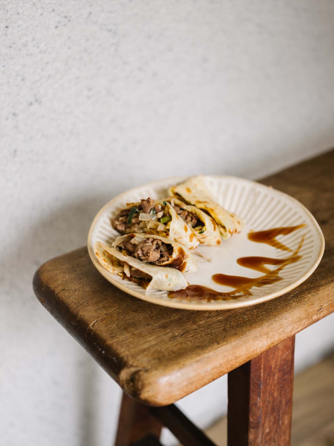 傳統早餐店工作檯與餐點｜來源：Monocle / Clarissa Wei 報導配圖