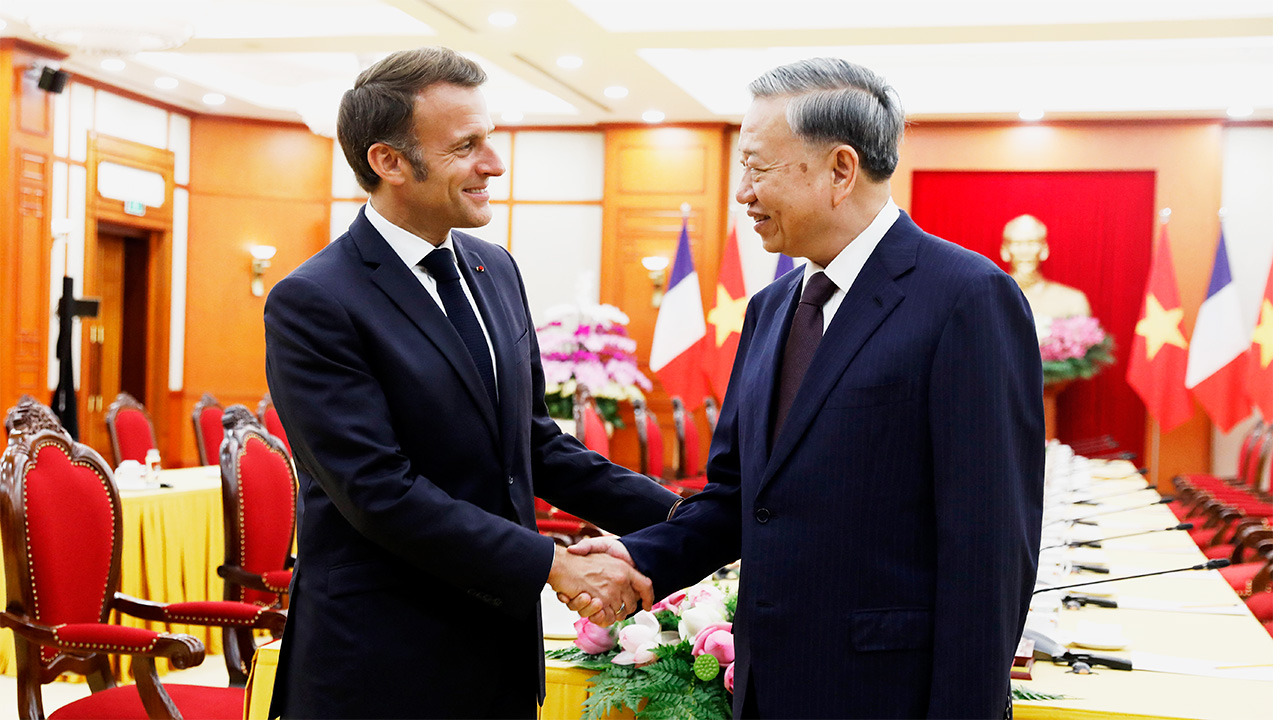 Macron asia