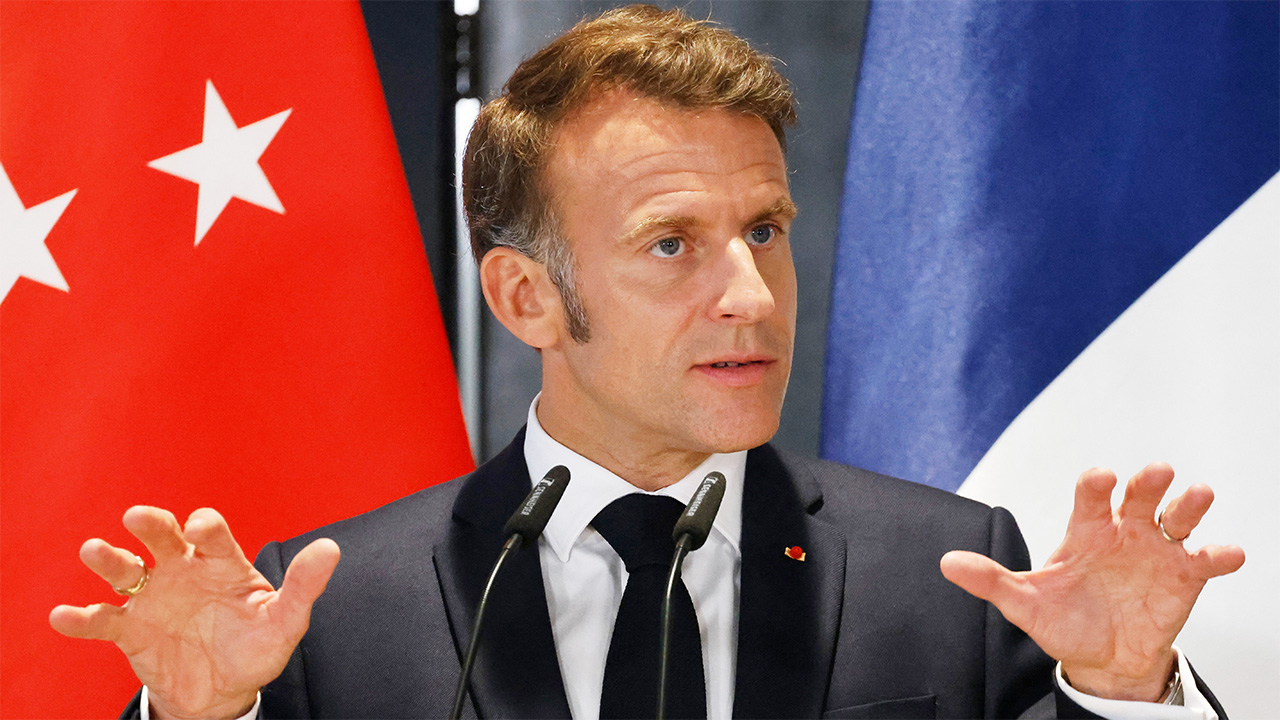 Macron warns Israel of sanctions 