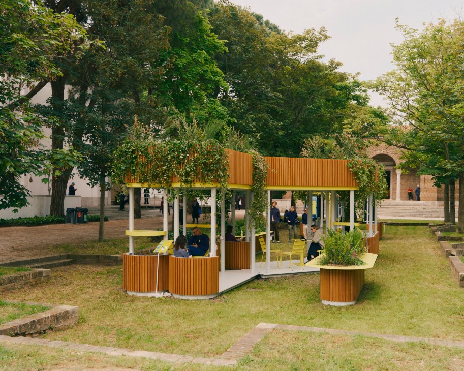 Space to gather in the Giardini