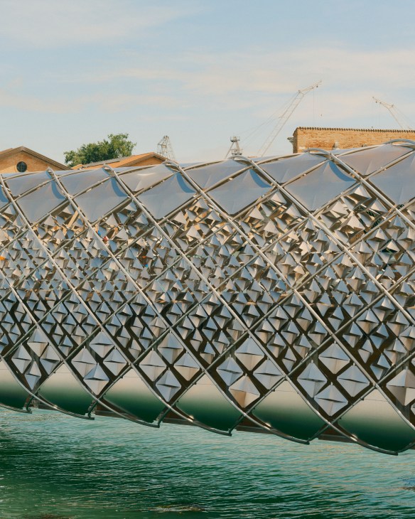 Shimmering shell structure by Norman Foster