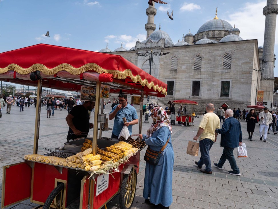 Boiled corn-on-the-cob vendor at Eminonu port