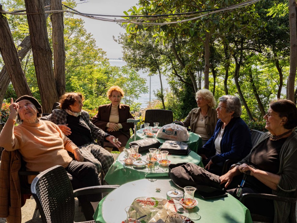 Guests at the Moda tea garden