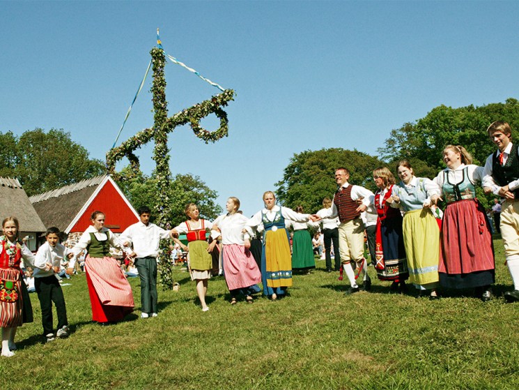 Global news, poetry bench and Swedish midsummer