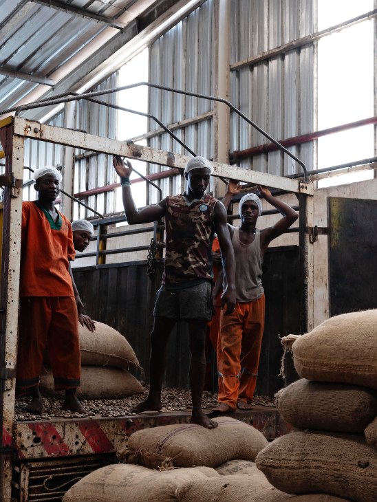 Workers at the Cilagri Cajou factory