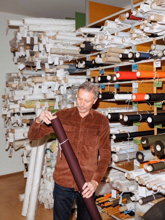 Visiting the Zurich office of Ventile.
Venitle was created to save the lives of Air Force personnel flying over the Atlantic in wartime England.
The unique weatherproof qualities of the fabric ensured that it was also widely championed by outdoor enthusiasts and adventurers alike. After years of commitment to innovation, performance and protection from the elements, Ventile continues to work with various air forces, as well as some of the most prestigious lifestyle and outdoor brands.