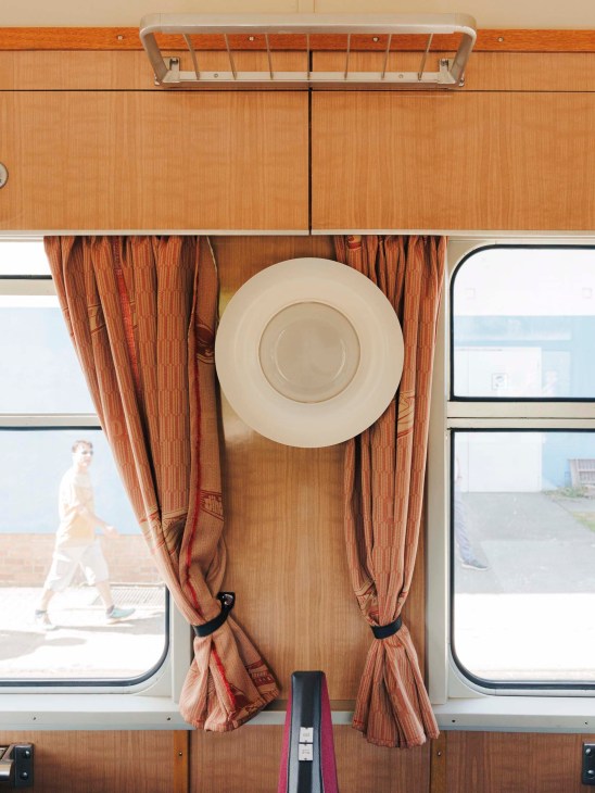 Restored lights in the dining car of the SVT Görlitz train