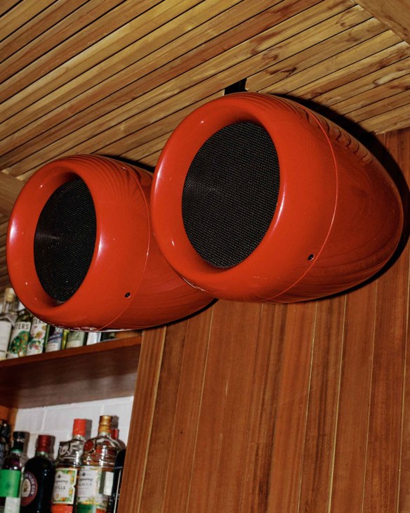 Bar speakers, Jakarta