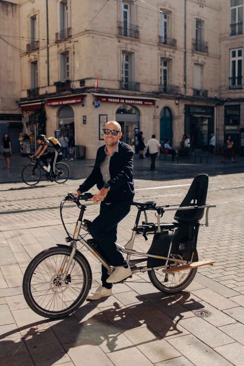 Bastien is a 36-year-old operations
manager who cycles to work