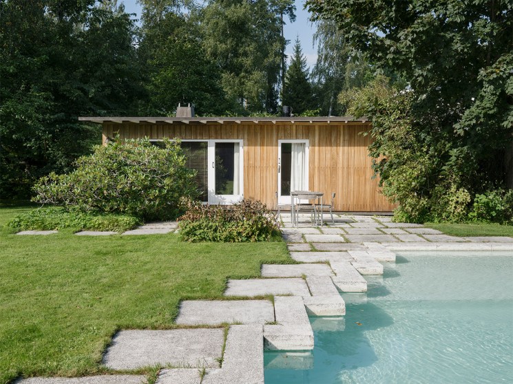 The low-slung sauna building and pool of Villa Ervi