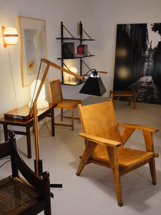 Room with a 1960s oak French armchair and a 1974 Arquímedes
floor lamp by Gemma Bernal and Ramón Isern for Tramo