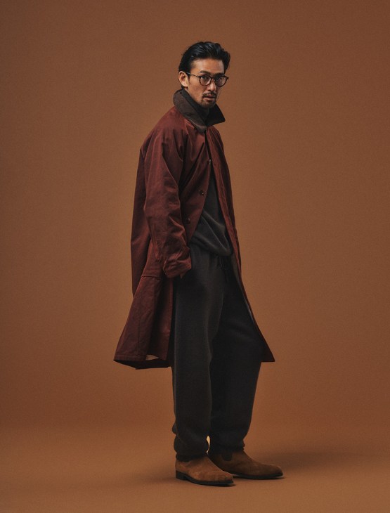 Male model in coat by Yaeca Canvas Design,
rollneck jumper and trousers by
Batoner, boots by JM Weston, glasses
by Lindberg