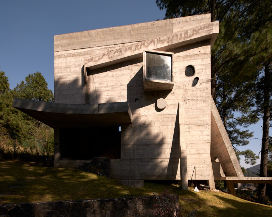 Casa Alférez, designed by Ludwig Godefroy, was inspired by Second World War bunkers and Archigram’s Walking City
