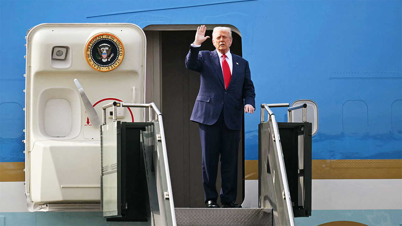 Trump returns from Asia to face Venezuela dilemma 