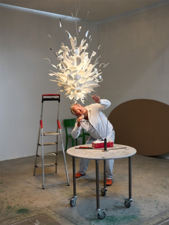 Villeroy & Boch tableware is sacrificed
to make the Porca Miseria! chandelier