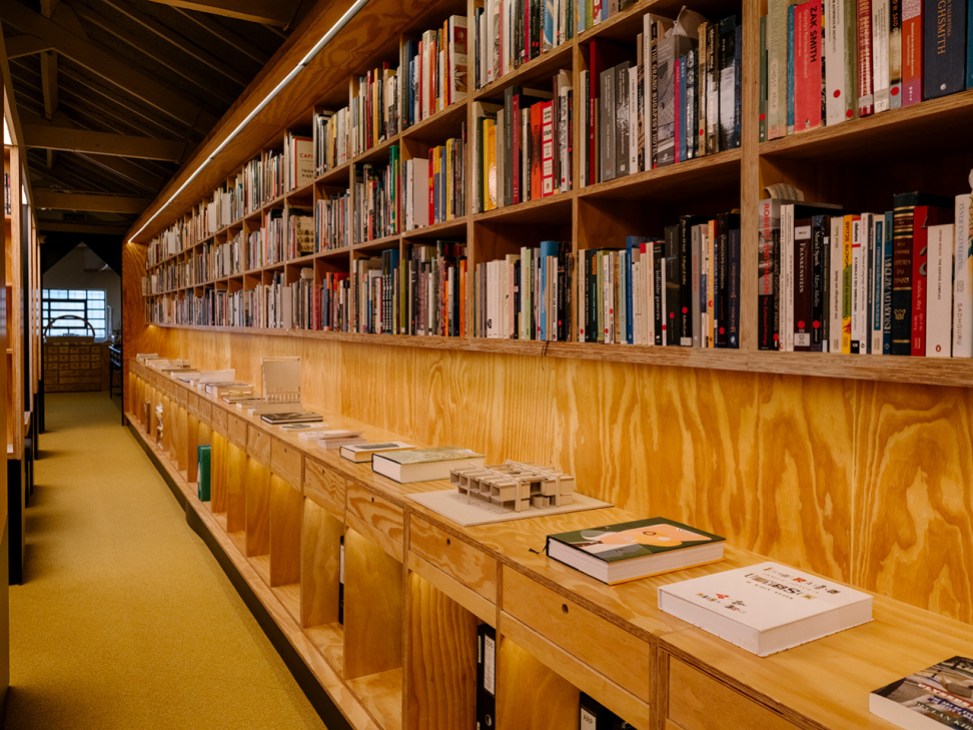 The private library at Estudio Tupi