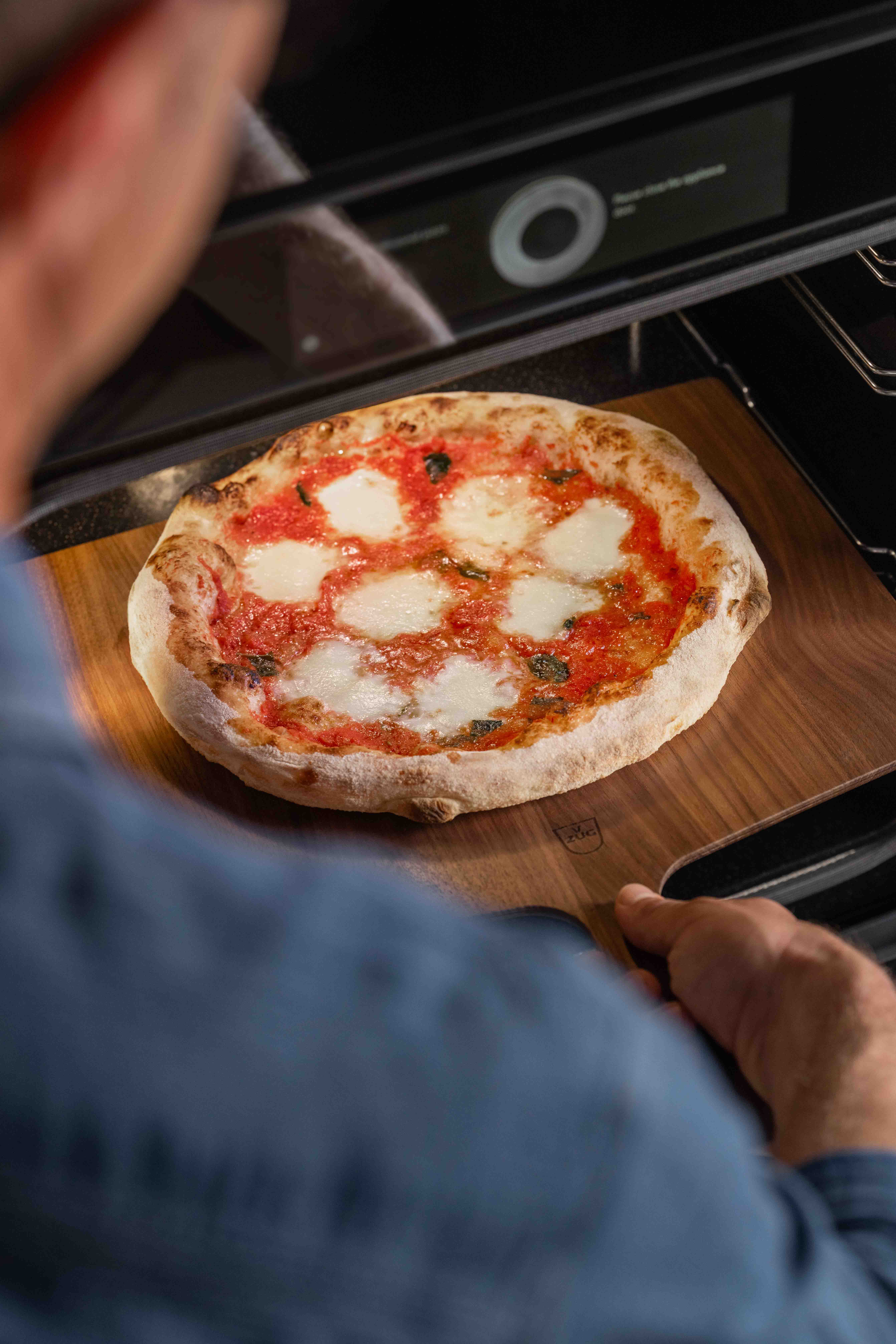 V-Zug oven, pizza