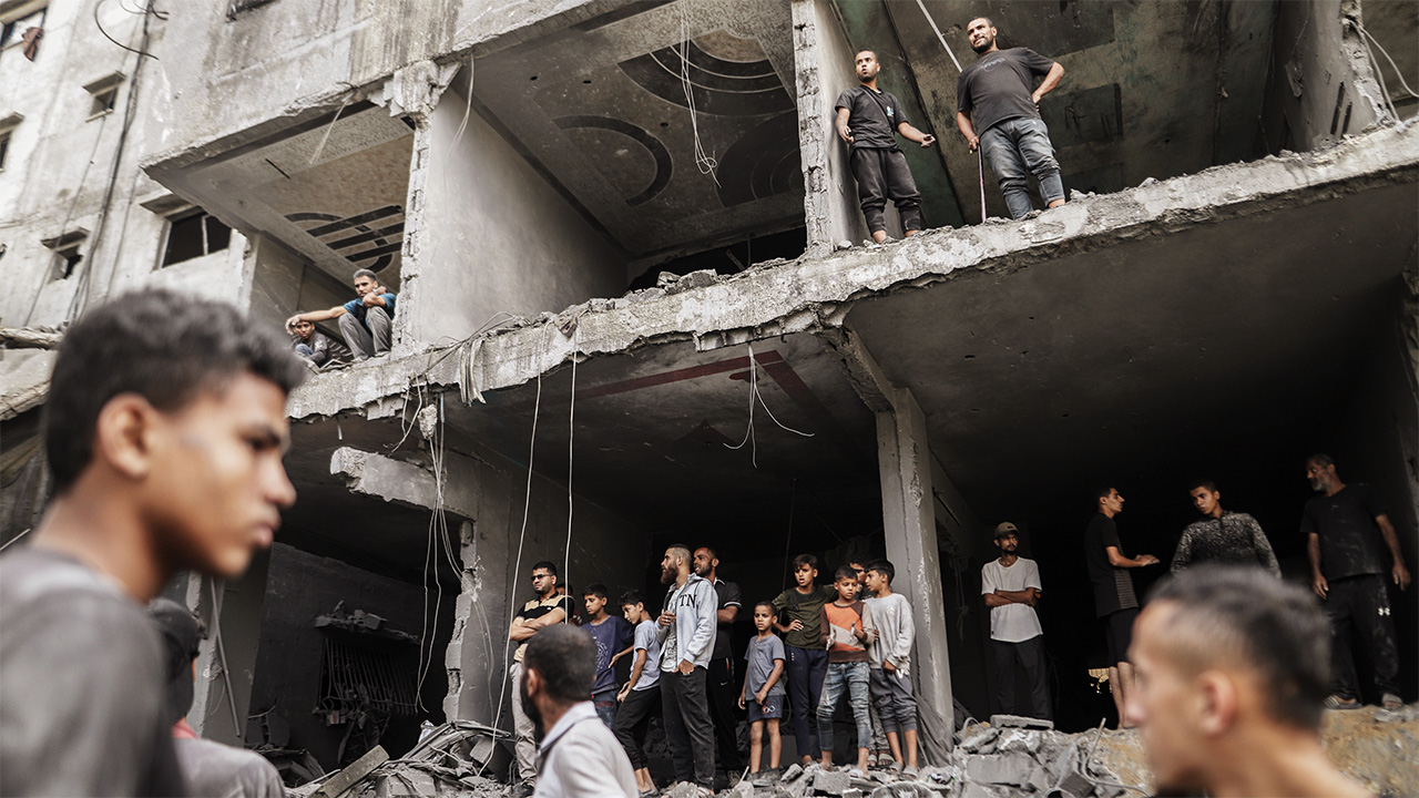 The Gaza ceasefire faces further tests. Plus: how important is a leader’s sense of style? 