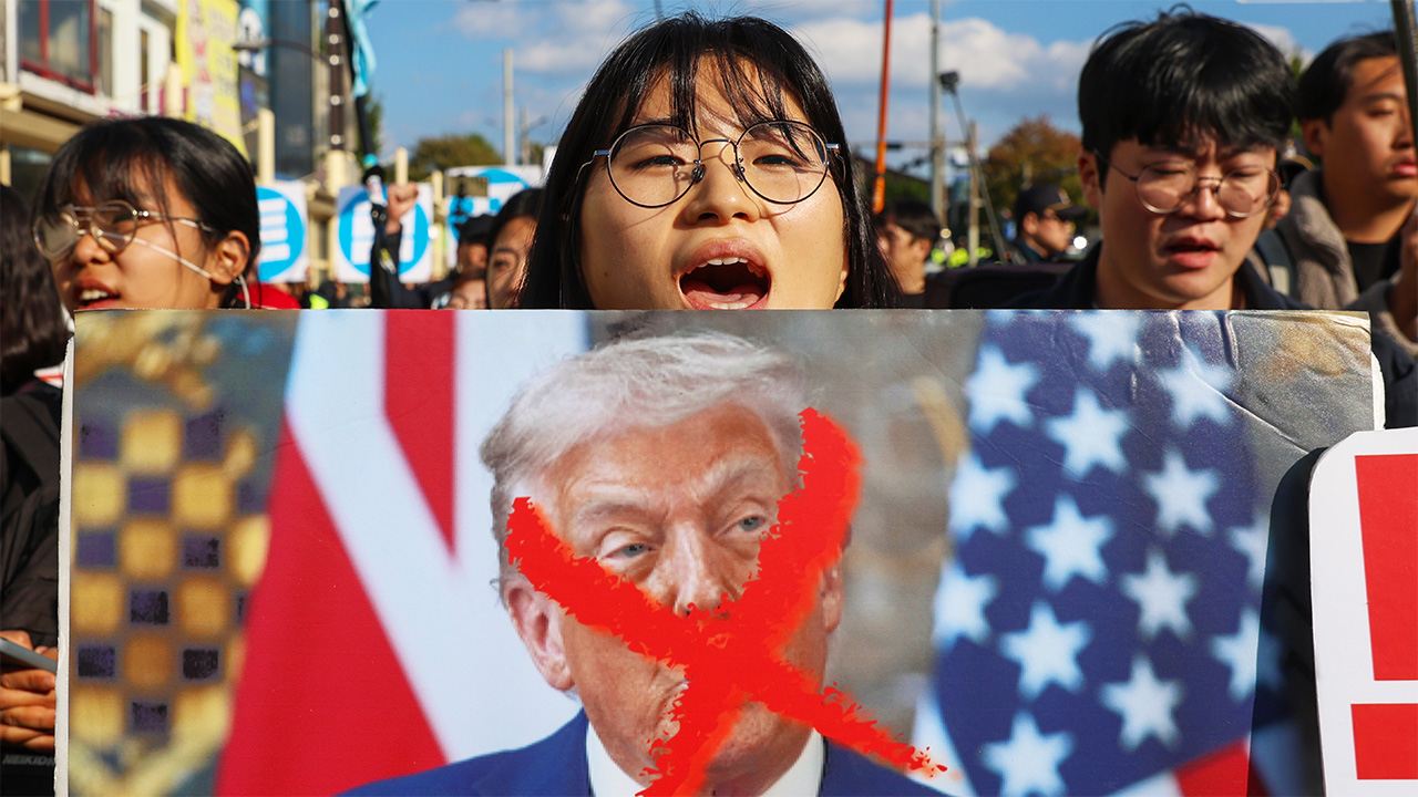 Trump and Xi meet in Seoul and raids in Rio de Janeiro