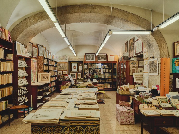 Interior of the bookshop Centro Antiquário do Alecrim
