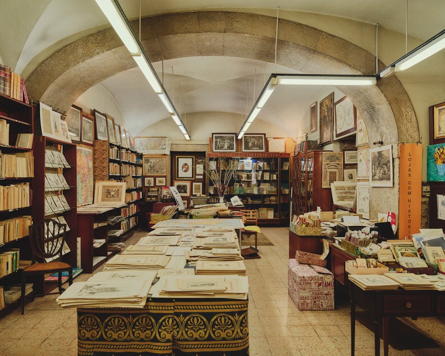 Interior of the bookshop Centro Antiquário do Alecrim