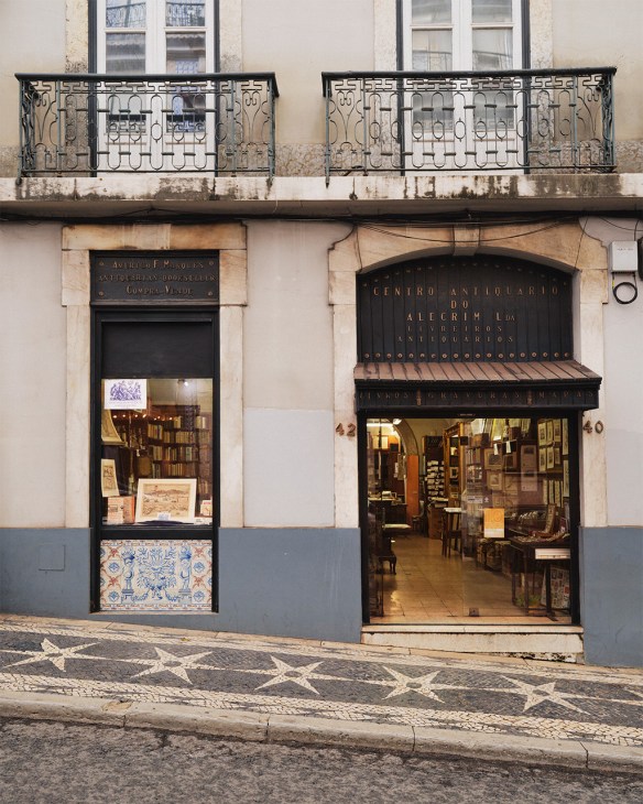 Exterior of the bookshop Centro Antiquário do Alecrim