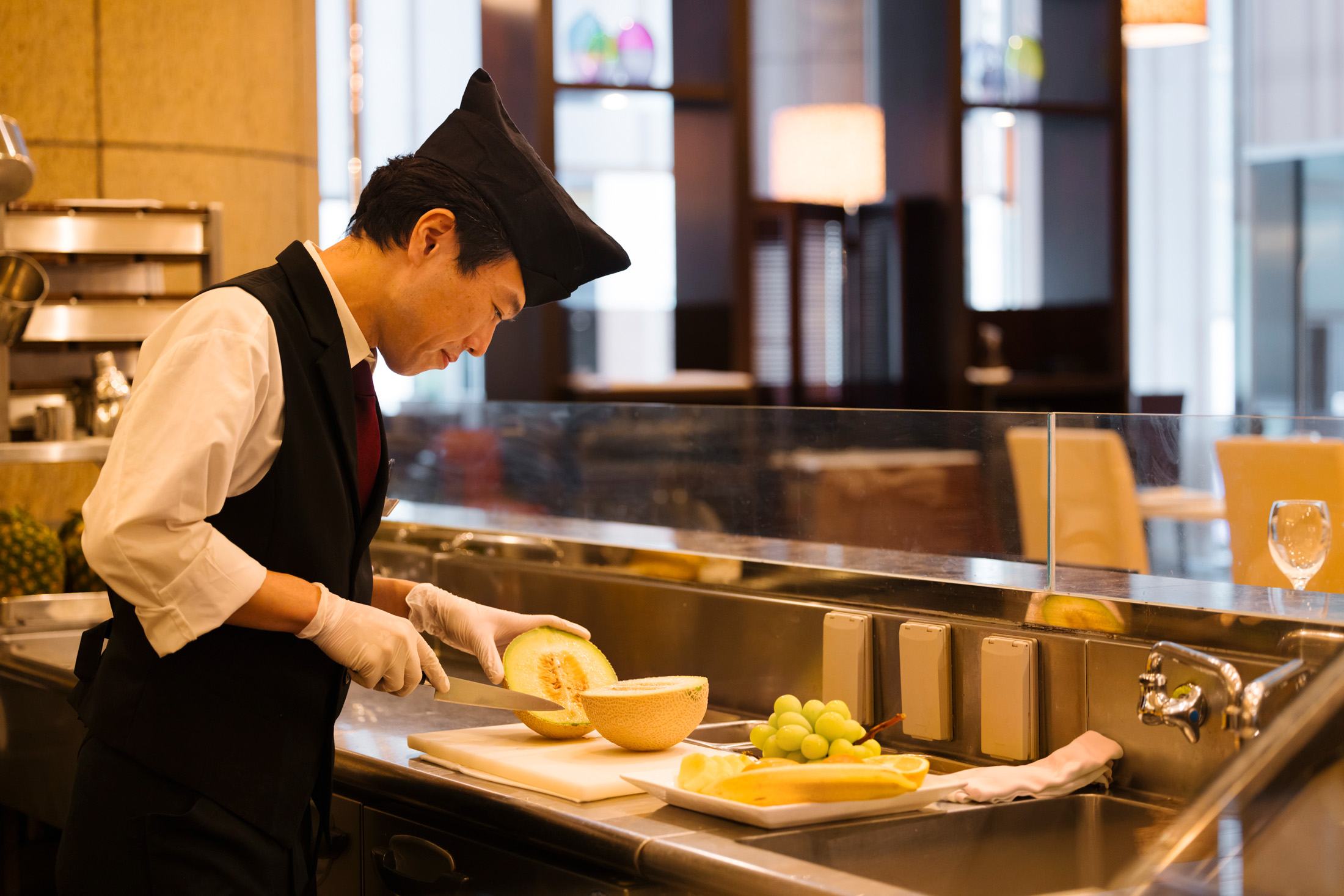Man chopping fruit at Nihonbashi Sembikiya-Sohonten