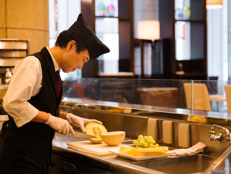 Man chopping fruit at Nihonbashi Sembikiya-Sohonten