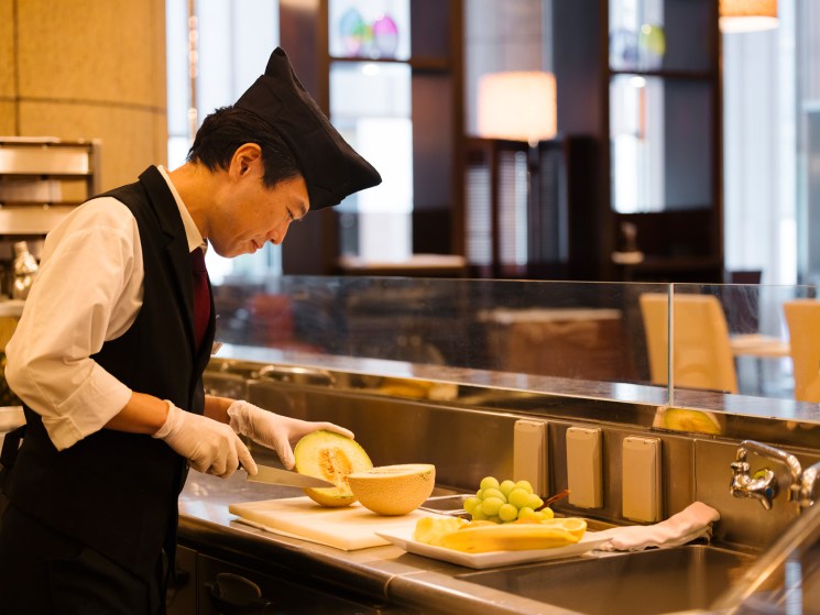 Man chopping fruit at Nihonbashi Sembikiya-Sohonten