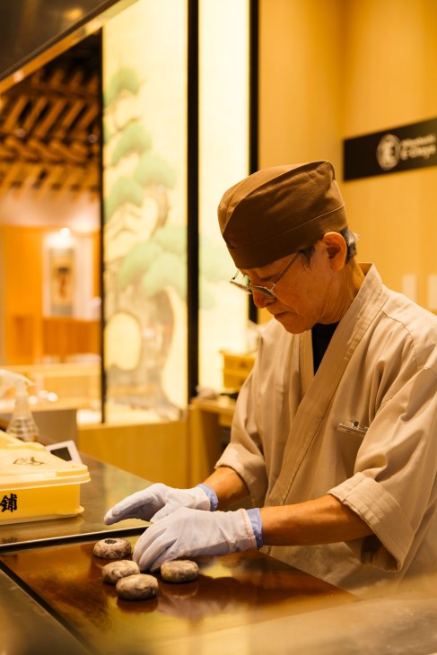 Seiji Aoki makes kintsuba by hand