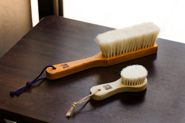 Uno keyaki clothes brush