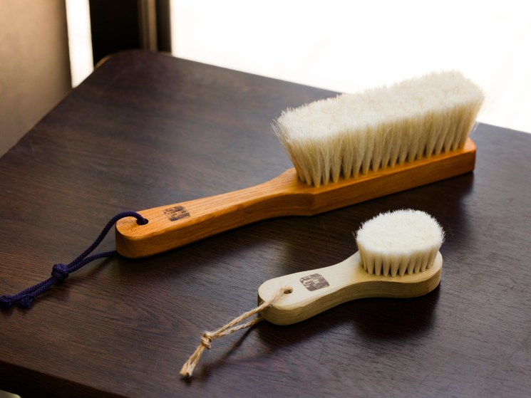 Uno keyaki clothes brush