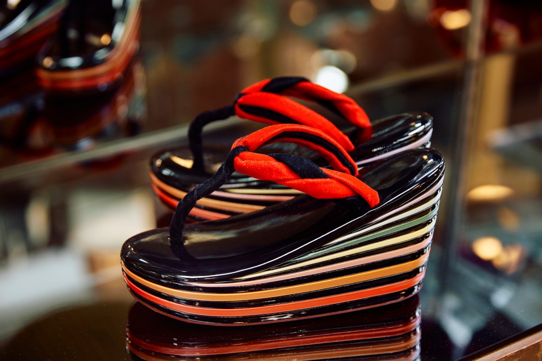 Yotsuya Sanei sandals