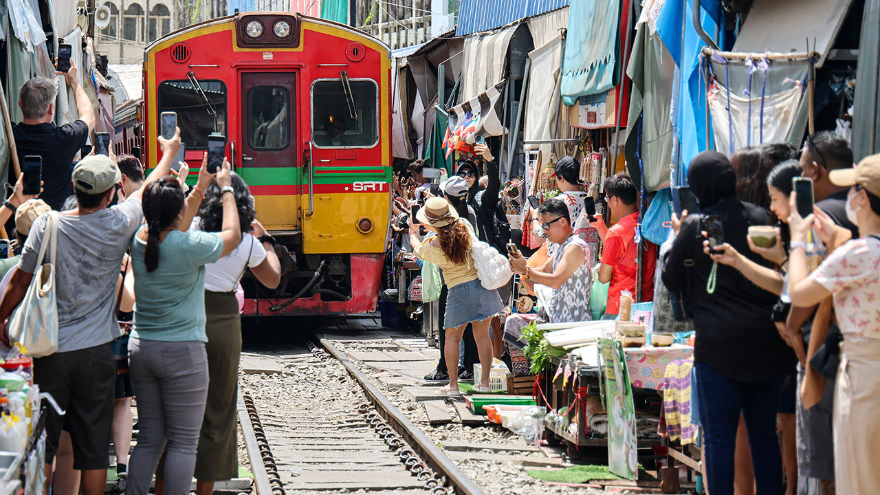 Tourist numbers crash in Thailand and final campaigning in New York’s mayoral race