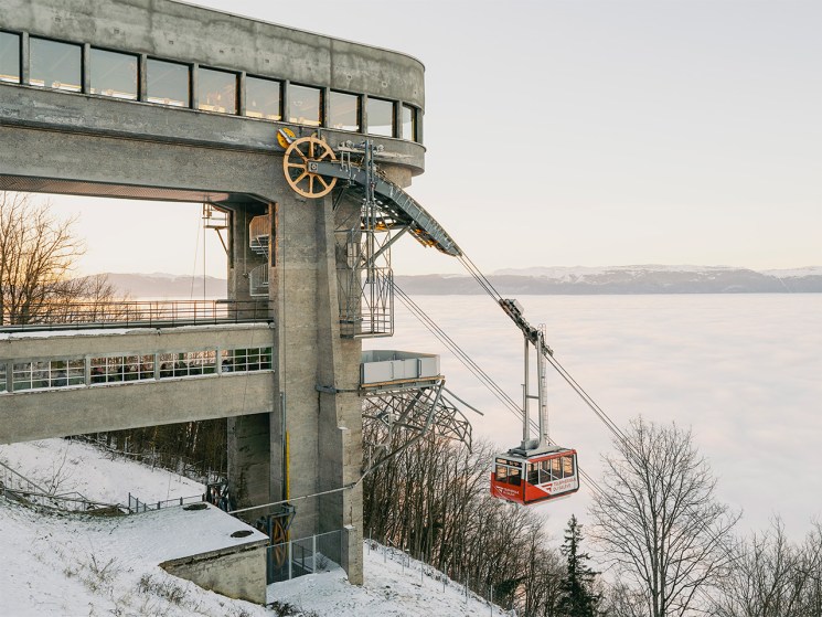 Cable car approaching the station