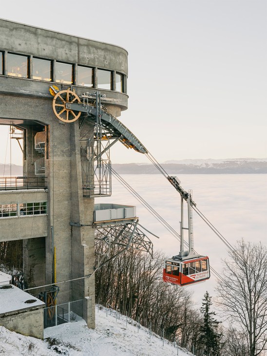 Cable car approaching the station