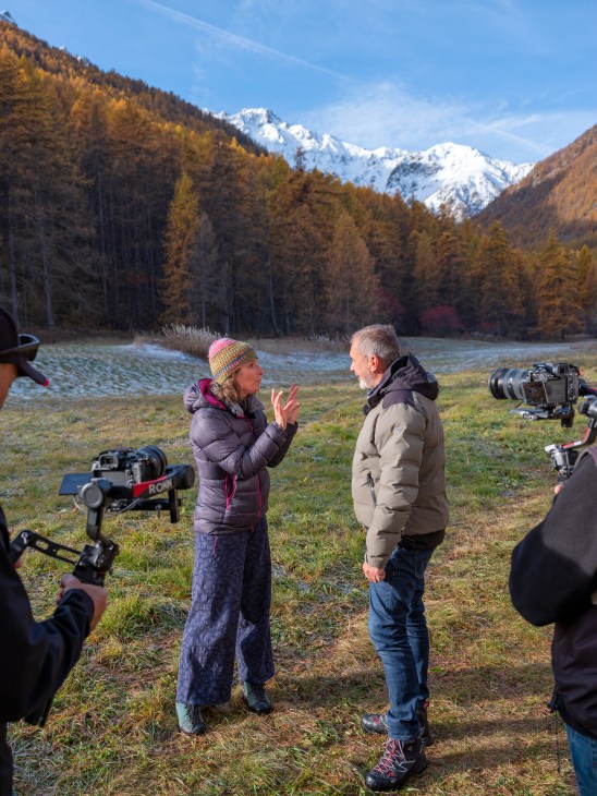 On location filmin Chroniques d’en Haut with alpine scene behind