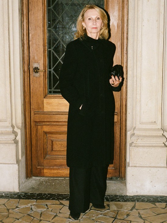 Elisabeth, on her way to the opera house in chic all black outfit