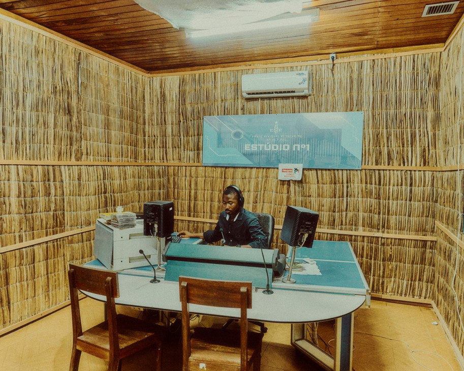 Presenter Agilson Oliveira at work at Príncipe’s radio station