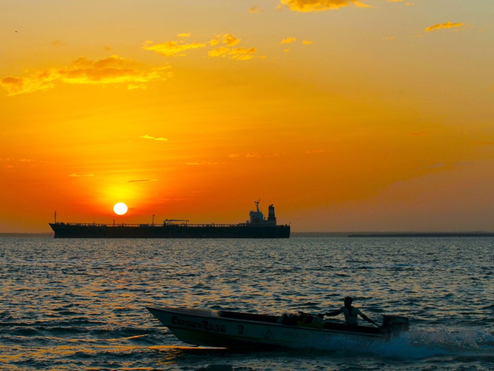 Lake Maracaibo. Venezuela. 17-12-2017. An oil tanker is seen at dawn on Maracaibo Lake. Photo by: Jose Isaac Bula U .