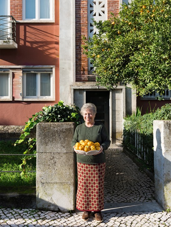 Fernanda Santos holds a bowl of tangerines
grown in her back yard