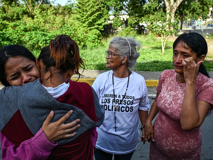 Venezuela releases political prisoners, business news and Brazil at the Golden Globes