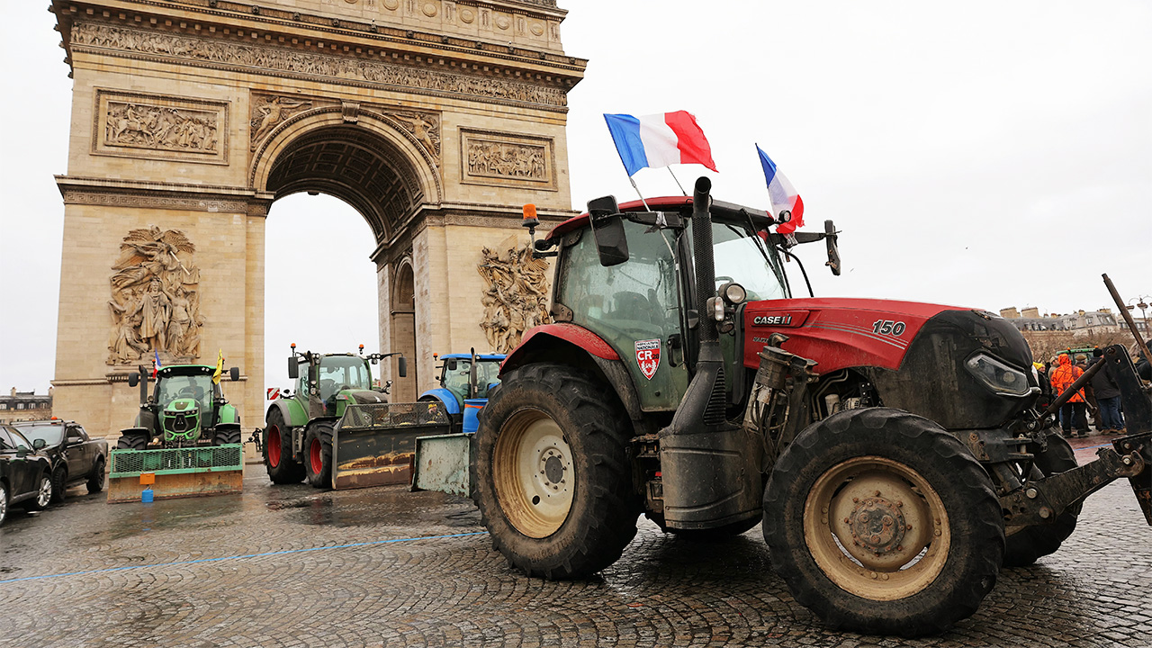 Tractors park at the Arc de Triomphe to protest a European trade deal with Mercosur