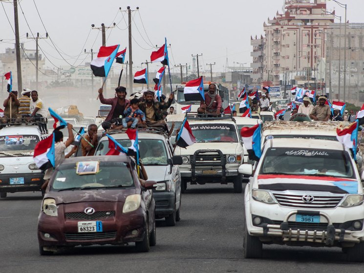 A group of Yemenis shows its support for the STC